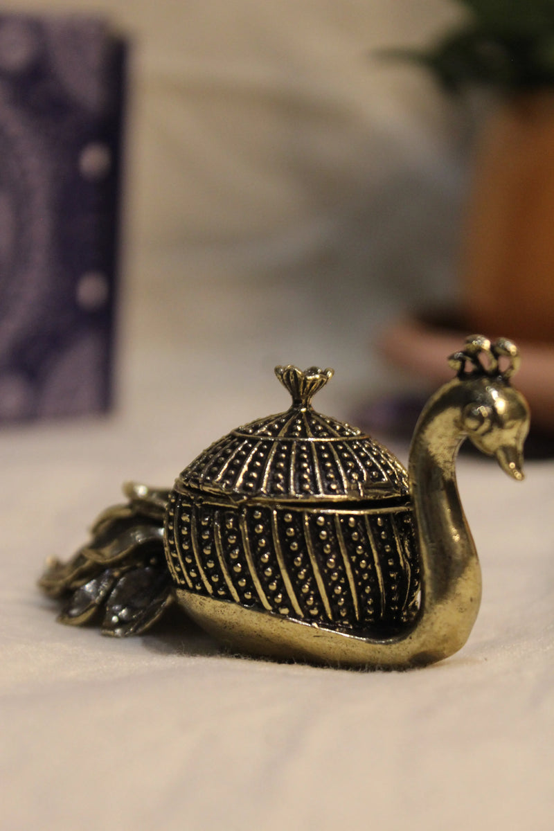 Antique Brass Kumkum Box – Handcrafted Vintage Accessory