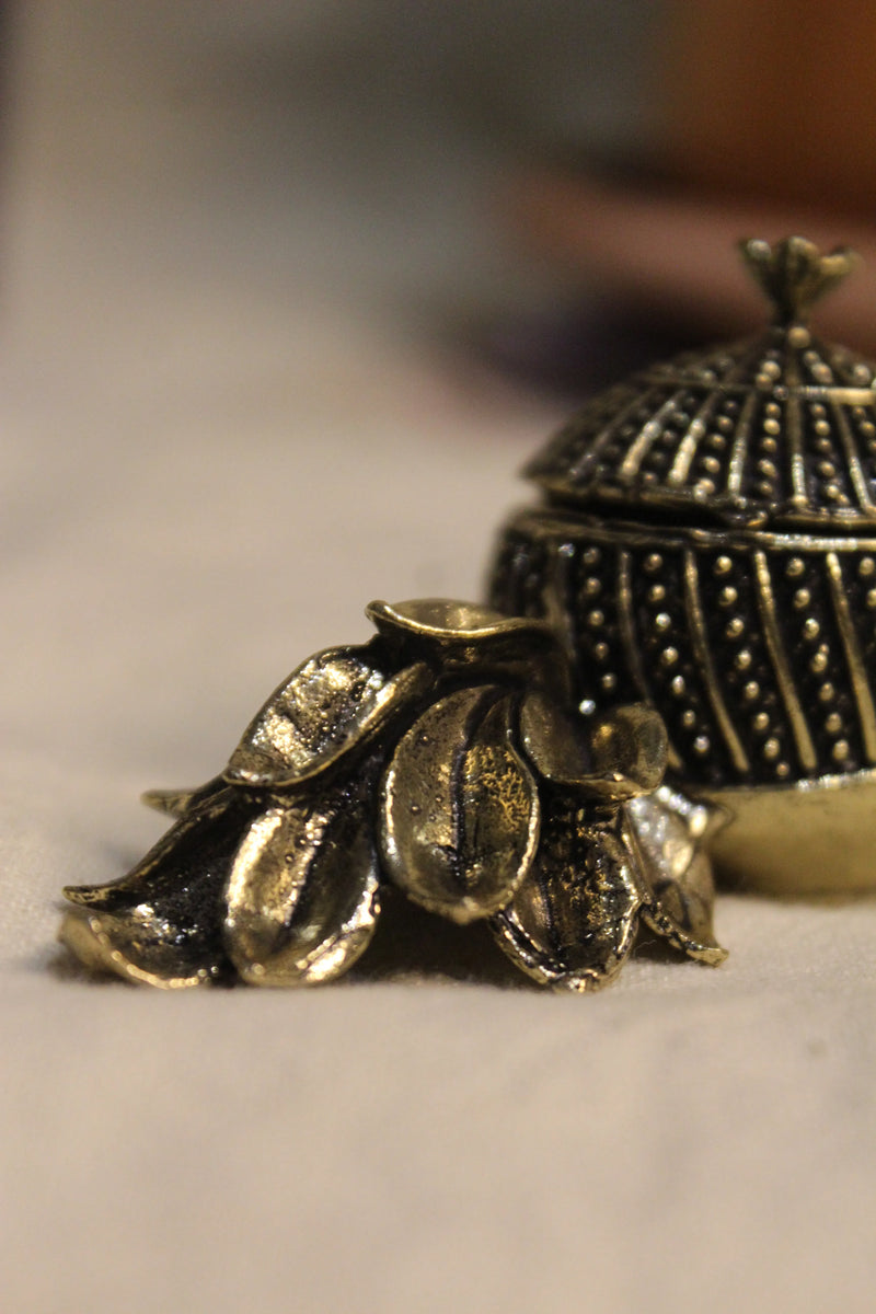 Antique Brass Kumkum Box – Handcrafted Vintage Accessory