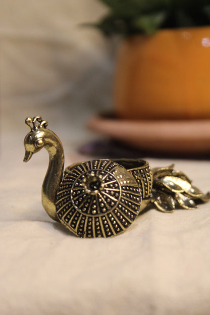Antique Brass Kumkum Box – Handcrafted Vintage Accessory