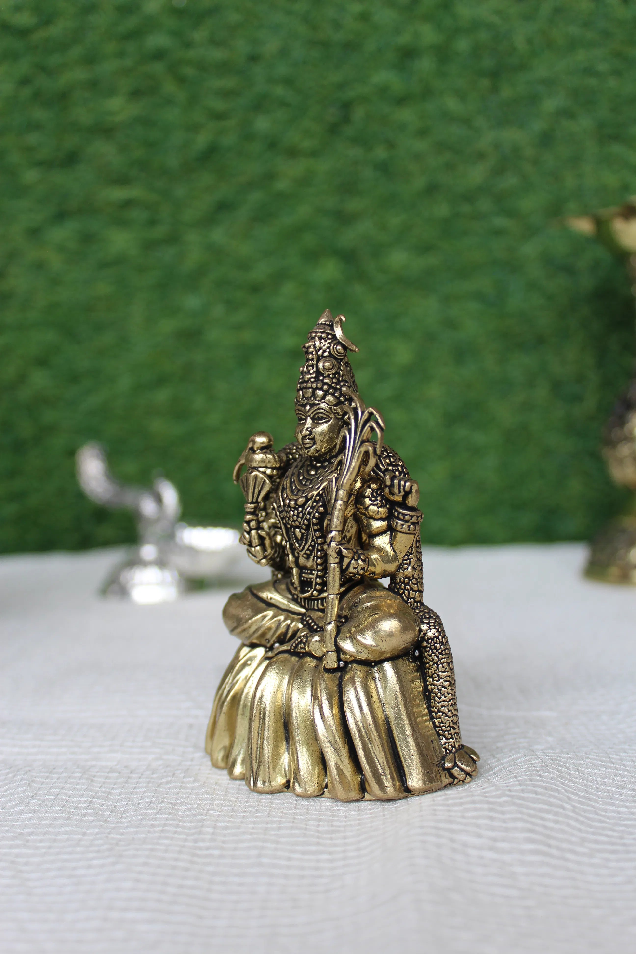 Side angle view of Kamakshi Mata brass idol showing intricate jewellery and detailing – pure brass Goddess murti for home temple